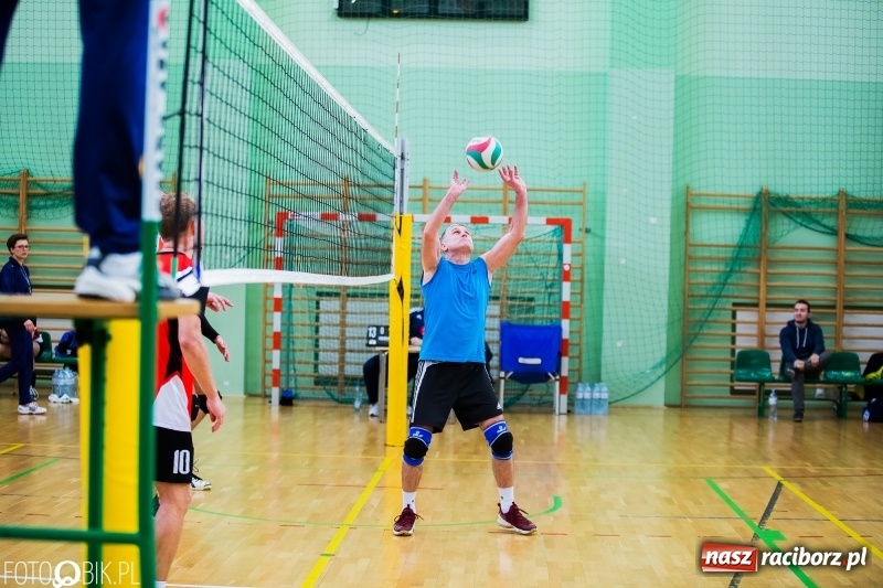 Zdjęcie w galerii na portalu naszraciborz.pl: Siatkarze zakładów pracy i służb mundurowych walczą o Puchar Prezydenta wiadomości z regionu