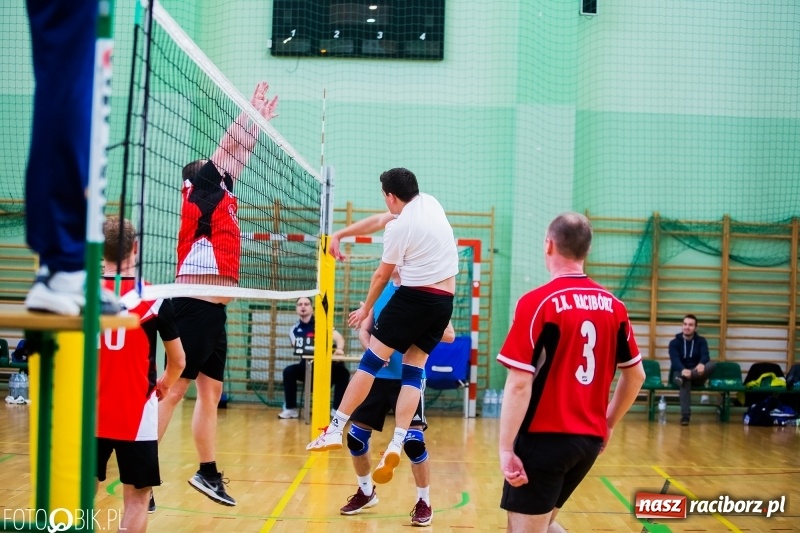 Zdjęcie w galerii na portalu naszraciborz.pl: Siatkarze zakładów pracy i służb mundurowych walczą o Puchar Prezydenta wiadomości z regionu