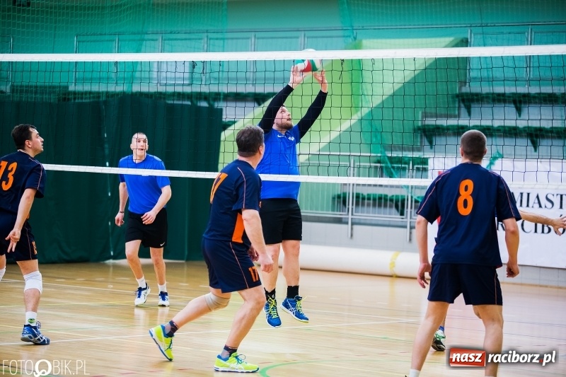 Zdjęcie w galerii na portalu naszraciborz.pl: Siatkarze zakładów pracy i służb mundurowych walczą o Puchar Prezydenta wiadomości z regionu