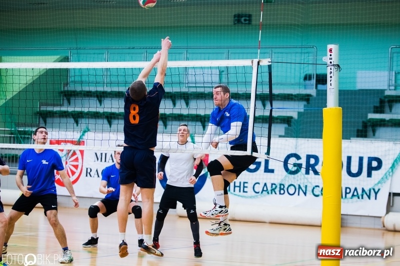 Zdjęcie w galerii na portalu naszraciborz.pl: Siatkarze zakładów pracy i służb mundurowych walczą o Puchar Prezydenta wiadomości z regionu