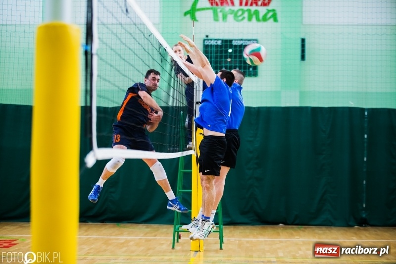 Zdjęcie w galerii na portalu naszraciborz.pl: Siatkarze zakładów pracy i służb mundurowych walczą o Puchar Prezydenta wiadomości z regionu