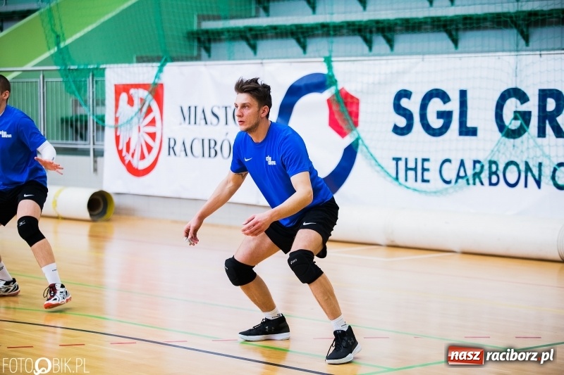 Zdjęcie w galerii na portalu naszraciborz.pl: Siatkarze zakładów pracy i służb mundurowych walczą o Puchar Prezydenta wiadomości z regionu