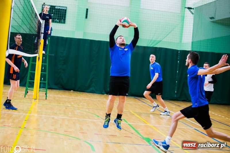 Zdjęcie w galerii na portalu naszraciborz.pl: Siatkarze zakładów pracy i służb mundurowych walczą o Puchar Prezydenta wiadomości z regionu