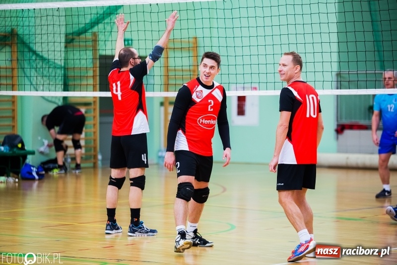 Zdjęcie w galerii na portalu naszraciborz.pl: Siatkarze zakładów pracy i służb mundurowych walczą o Puchar Prezydenta wiadomości z regionu