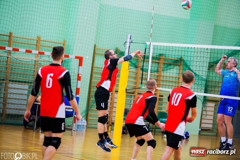 Zdjęcie w galerii na portalu naszraciborz.pl: Siatkarze zakładów pracy i służb mundurowych walczą o Puchar Prezydenta wiadomości z regionu