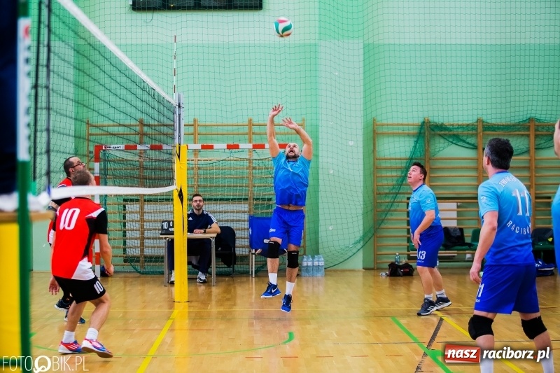 Zdjęcie w galerii na portalu naszraciborz.pl: Siatkarze zakładów pracy i służb mundurowych walczą o Puchar Prezydenta wiadomości z regionu