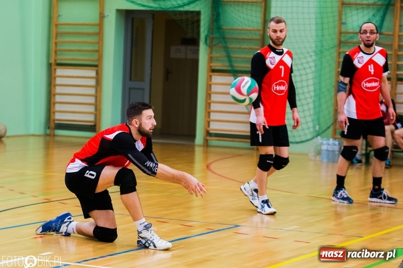 Zdjęcie w galerii na portalu naszraciborz.pl: Siatkarze zakładów pracy i służb mundurowych walczą o Puchar Prezydenta wiadomości z regionu