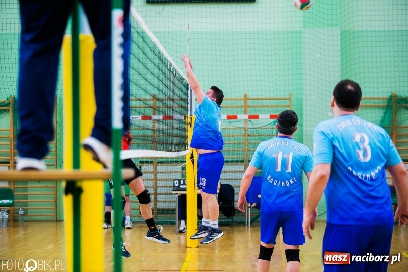 Zdjęcie w galerii na portalu naszraciborz.pl: Siatkarze zakładów pracy i służb mundurowych walczą o Puchar Prezydenta wiadomości z regionu