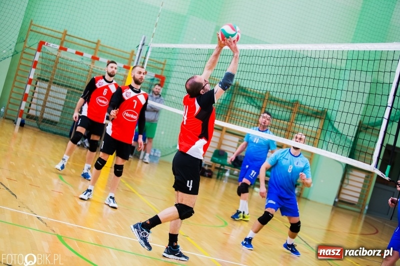Zdjęcie w galerii na portalu naszraciborz.pl: Siatkarze zakładów pracy i służb mundurowych walczą o Puchar Prezydenta wiadomości z regionu