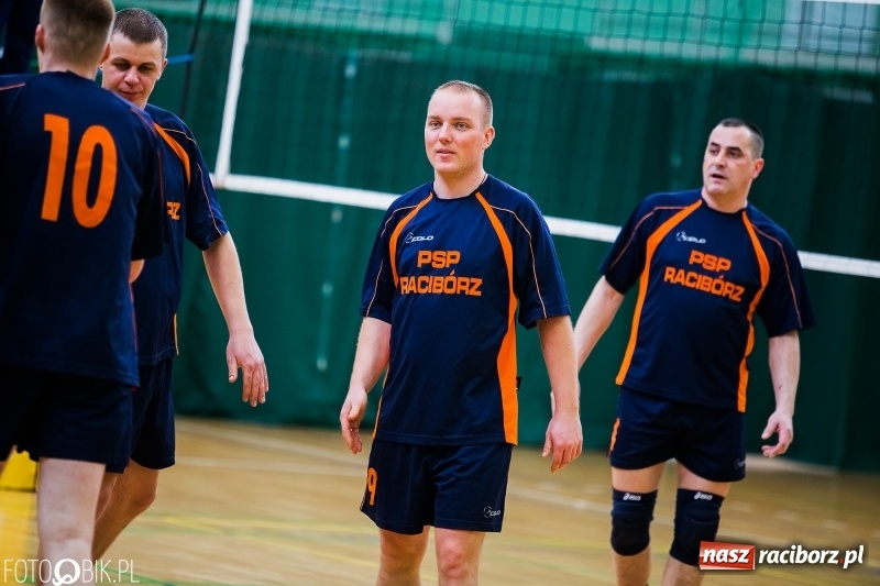 Zdjęcie w galerii na portalu naszraciborz.pl: Siatkarze zakładów pracy i służb mundurowych walczą o Puchar Prezydenta wiadomości z regionu