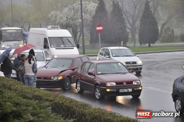 Zdjęcie w galerii na portalu naszraciborz.pl: Spora stłuczka na rondzie wiadomości z regionu