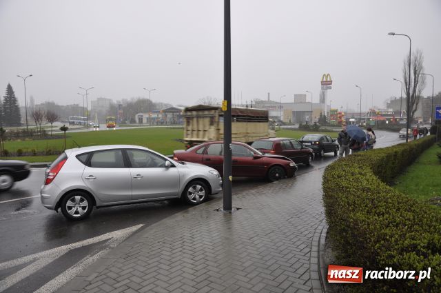 Zdjęcie w galerii na portalu naszraciborz.pl: Spora stłuczka na rondzie wiadomości z regionu