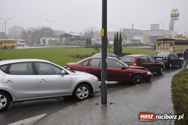 Zdjęcie w galerii na portalu naszraciborz.pl: Spora stłuczka na rondzie wiadomości z regionu