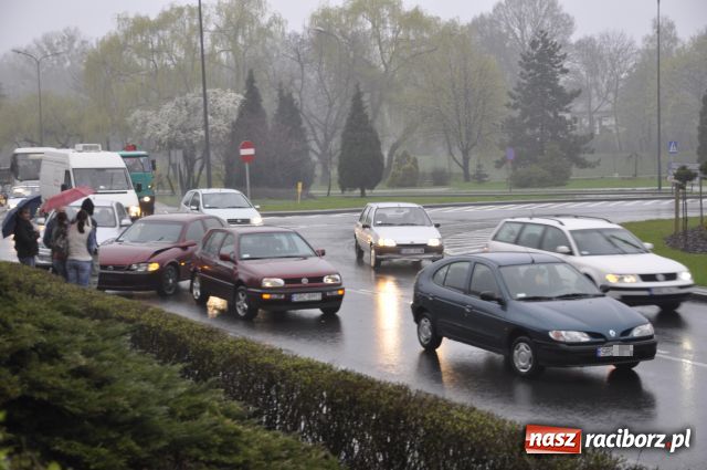 Zdjęcie w galerii na portalu naszraciborz.pl: Spora stłuczka na rondzie wiadomości z regionu