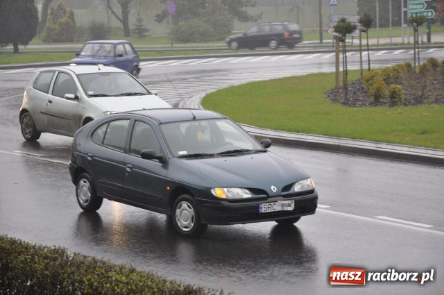 Zdjęcie w galerii na portalu naszraciborz.pl: Spora stłuczka na rondzie wiadomości z regionu
