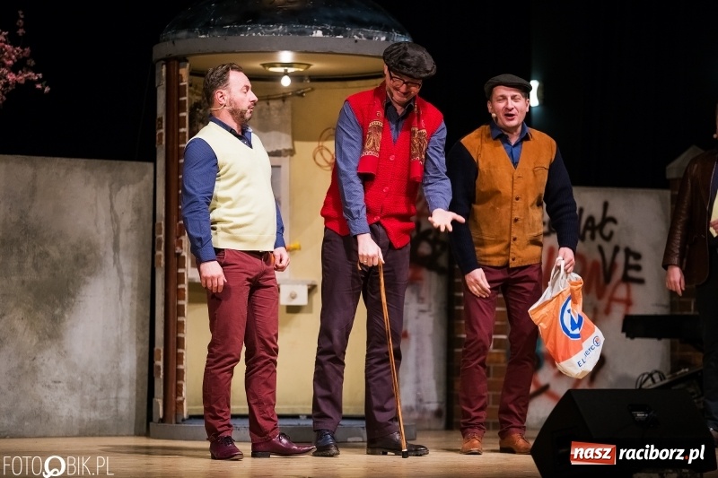 Zdjęcie w galerii na portalu naszraciborz.pl: Kabaret Moralnego Niepokoju bawił w RCK wiadomości z regionu