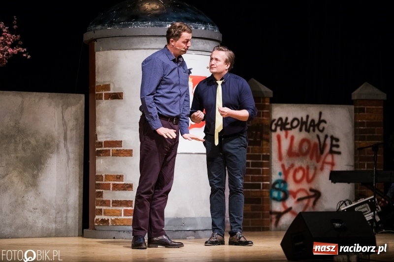 Zdjęcie w galerii na portalu naszraciborz.pl: Kabaret Moralnego Niepokoju bawił w RCK wiadomości z regionu