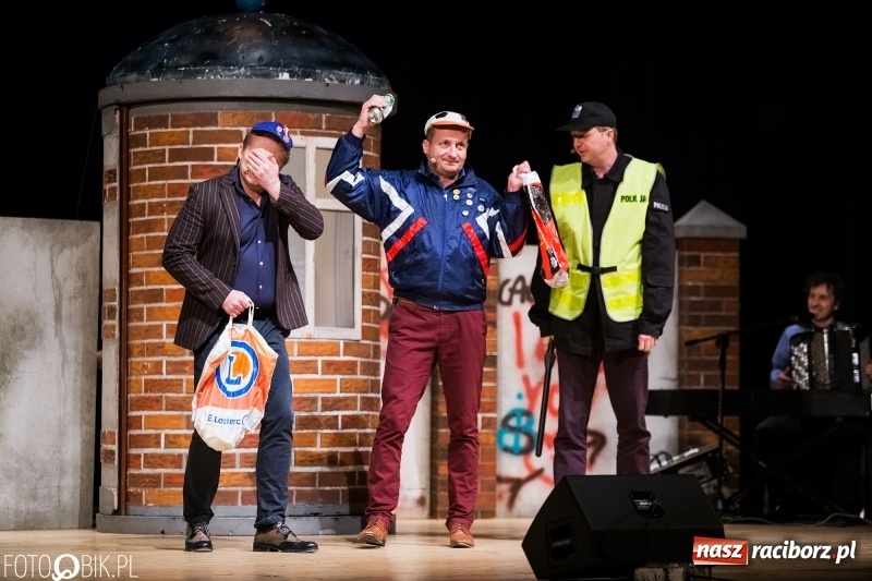 Zdjęcie w galerii na portalu naszraciborz.pl: Kabaret Moralnego Niepokoju bawił w RCK wiadomości z regionu