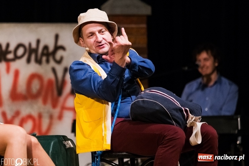 Zdjęcie w galerii na portalu naszraciborz.pl: Kabaret Moralnego Niepokoju bawił w RCK wiadomości z regionu