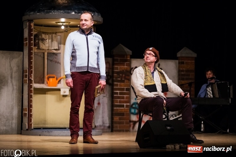 Zdjęcie w galerii na portalu naszraciborz.pl: Kabaret Moralnego Niepokoju bawił w RCK wiadomości z regionu