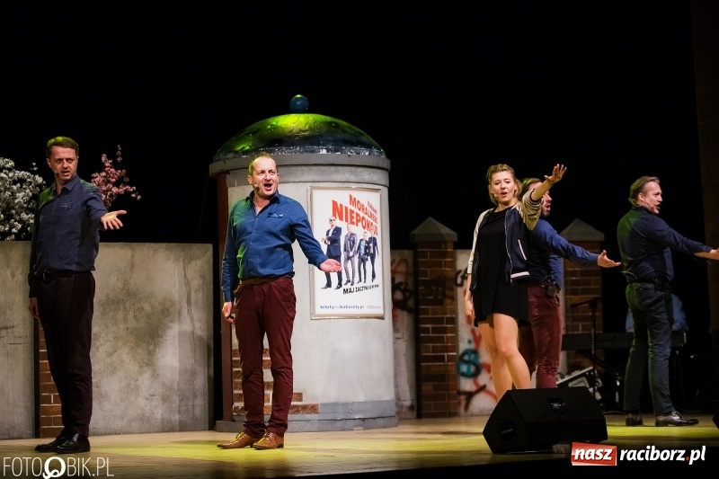 Zdjęcie w galerii na portalu naszraciborz.pl: Kabaret Moralnego Niepokoju bawił w RCK wiadomości z regionu