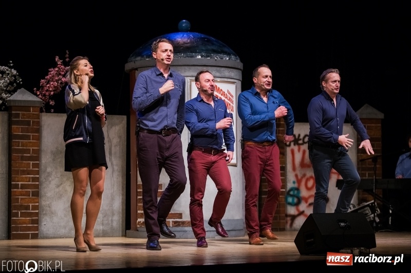 Zdjęcie w galerii na portalu naszraciborz.pl: Kabaret Moralnego Niepokoju bawił w RCK wiadomości z regionu