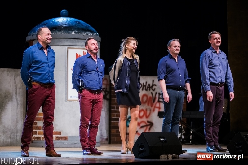 Zdjęcie w galerii na portalu naszraciborz.pl: Kabaret Moralnego Niepokoju bawił w RCK wiadomości z regionu