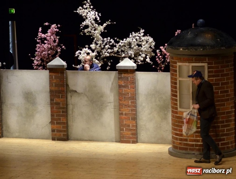 Zdjęcie w galerii na portalu naszraciborz.pl: Kabaret Moralnego Niepokoju bawił w RCK wiadomości z regionu