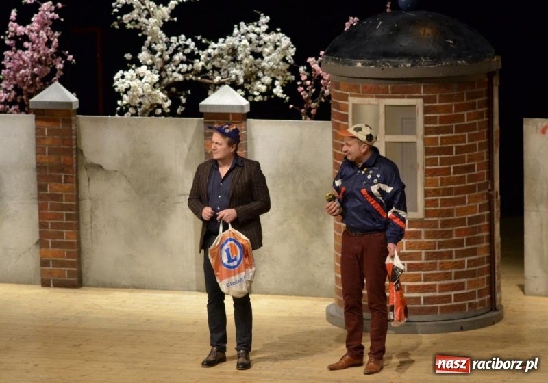 Zdjęcie w galerii na portalu naszraciborz.pl: Kabaret Moralnego Niepokoju bawił w RCK wiadomości z regionu