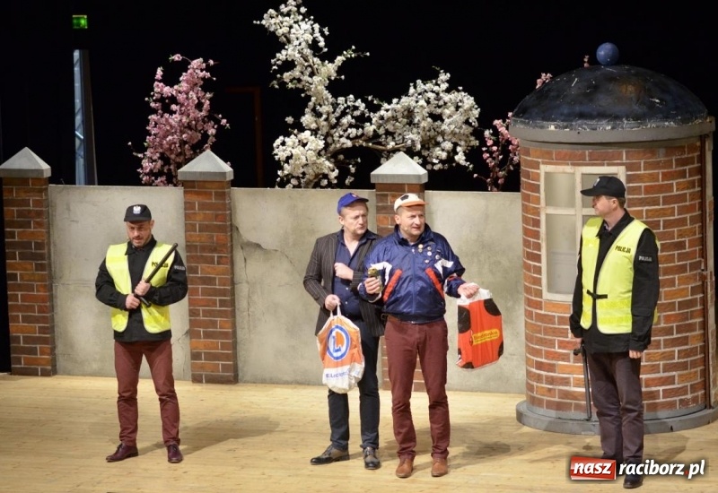 Zdjęcie w galerii na portalu naszraciborz.pl: Kabaret Moralnego Niepokoju bawił w RCK wiadomości z regionu