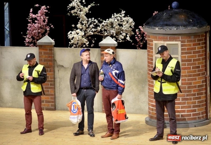 Zdjęcie w galerii na portalu naszraciborz.pl: Kabaret Moralnego Niepokoju bawił w RCK wiadomości z regionu