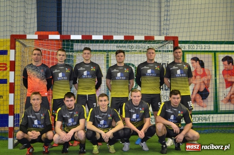 Zdjęcie w galerii na portalu naszraciborz.pl: LKS Owsiszcze z Pucharem Wójta w Halowym Turnieju Piłki Nożnej  wiadomości z regionu
