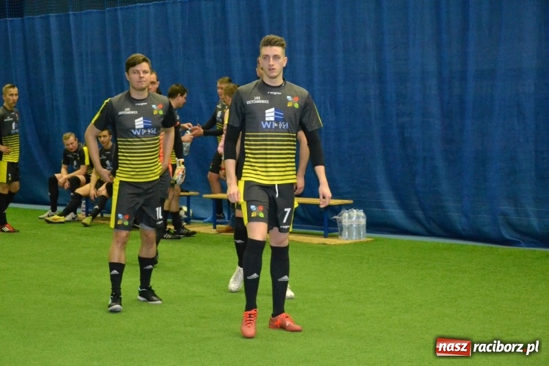 Zdjęcie w galerii na portalu naszraciborz.pl: LKS Owsiszcze z Pucharem Wójta w Halowym Turnieju Piłki Nożnej  wiadomości z regionu