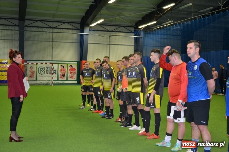 Zdjęcie w galerii na portalu naszraciborz.pl: LKS Owsiszcze z Pucharem Wójta w Halowym Turnieju Piłki Nożnej  wiadomości z regionu