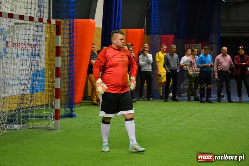 Zdjęcie w galerii na portalu naszraciborz.pl: LKS Owsiszcze z Pucharem Wójta w Halowym Turnieju Piłki Nożnej  wiadomości z regionu