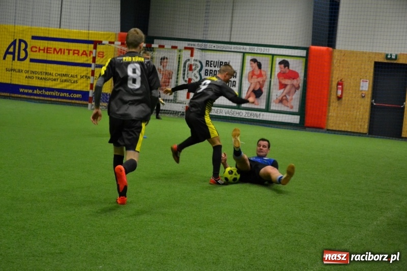 Zdjęcie w galerii na portalu naszraciborz.pl: LKS Owsiszcze z Pucharem Wójta w Halowym Turnieju Piłki Nożnej  wiadomości z regionu