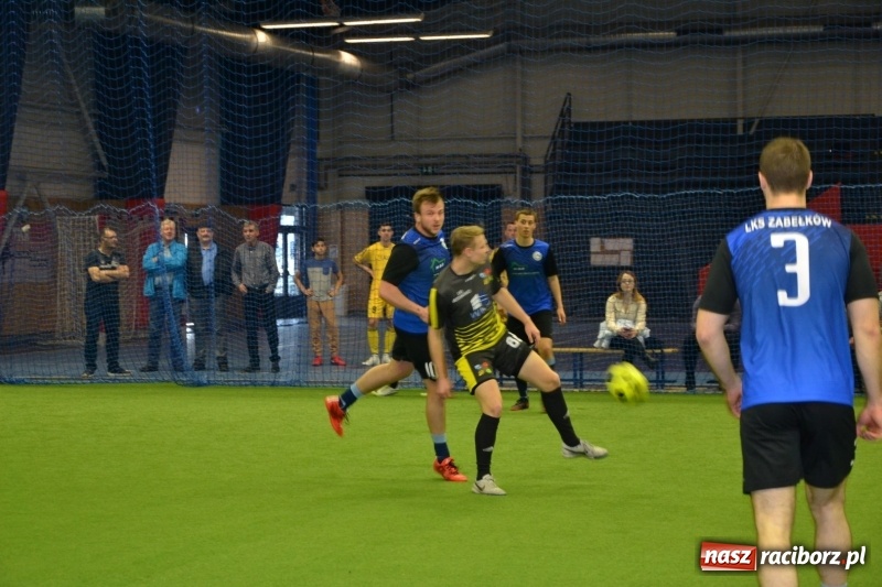 Zdjęcie w galerii na portalu naszraciborz.pl: LKS Owsiszcze z Pucharem Wójta w Halowym Turnieju Piłki Nożnej  wiadomości z regionu