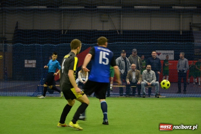 Zdjęcie w galerii na portalu naszraciborz.pl: LKS Owsiszcze z Pucharem Wójta w Halowym Turnieju Piłki Nożnej  wiadomości z regionu