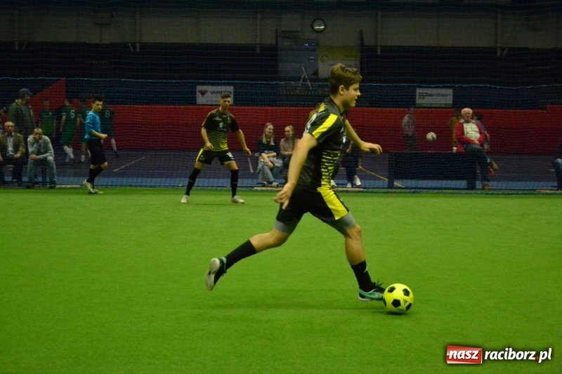 Zdjęcie w galerii na portalu naszraciborz.pl: LKS Owsiszcze z Pucharem Wójta w Halowym Turnieju Piłki Nożnej  wiadomości z regionu