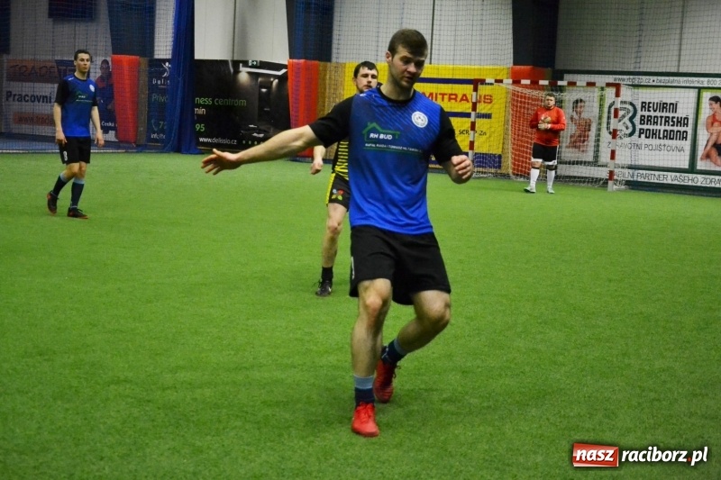 Zdjęcie w galerii na portalu naszraciborz.pl: LKS Owsiszcze z Pucharem Wójta w Halowym Turnieju Piłki Nożnej  wiadomości z regionu