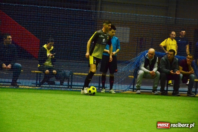 Zdjęcie w galerii na portalu naszraciborz.pl: LKS Owsiszcze z Pucharem Wójta w Halowym Turnieju Piłki Nożnej  wiadomości z regionu