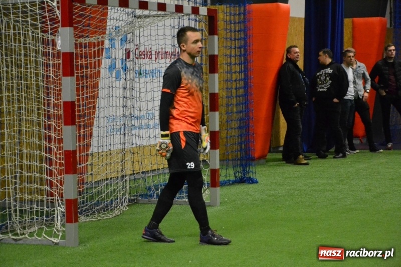 Zdjęcie w galerii na portalu naszraciborz.pl: LKS Owsiszcze z Pucharem Wójta w Halowym Turnieju Piłki Nożnej  wiadomości z regionu