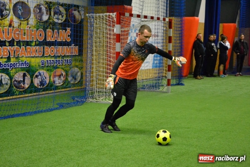 Zdjęcie w galerii na portalu naszraciborz.pl: LKS Owsiszcze z Pucharem Wójta w Halowym Turnieju Piłki Nożnej  wiadomości z regionu