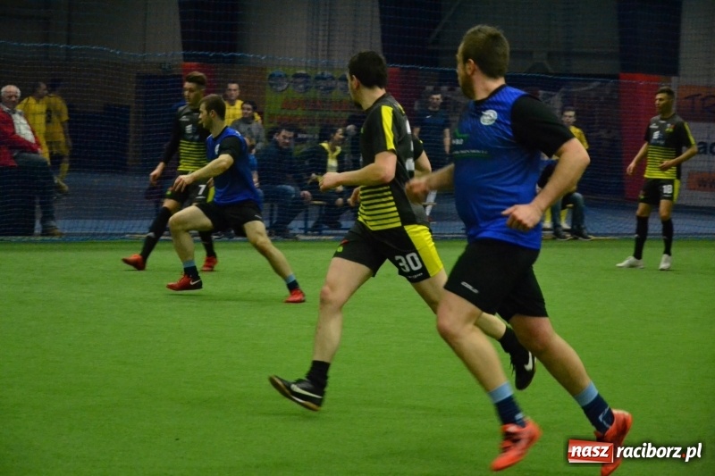 Zdjęcie w galerii na portalu naszraciborz.pl: LKS Owsiszcze z Pucharem Wójta w Halowym Turnieju Piłki Nożnej  wiadomości z regionu