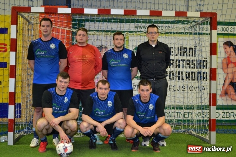 Zdjęcie w galerii na portalu naszraciborz.pl: LKS Owsiszcze z Pucharem Wójta w Halowym Turnieju Piłki Nożnej  wiadomości z regionu