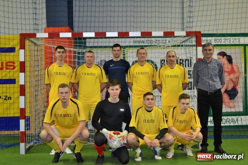 Zdjęcie w galerii na portalu naszraciborz.pl: LKS Owsiszcze z Pucharem Wójta w Halowym Turnieju Piłki Nożnej  wiadomości z regionu
