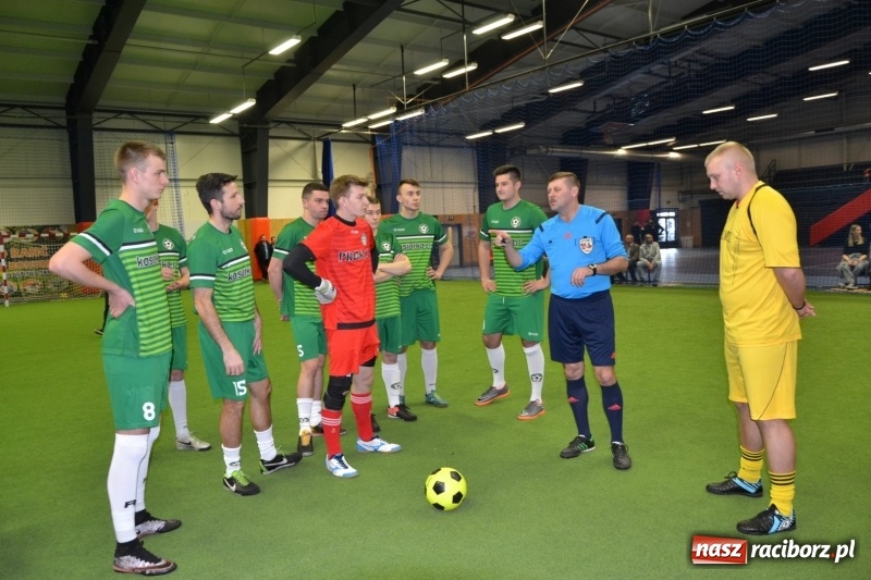 Zdjęcie w galerii na portalu naszraciborz.pl: LKS Owsiszcze z Pucharem Wójta w Halowym Turnieju Piłki Nożnej  wiadomości z regionu