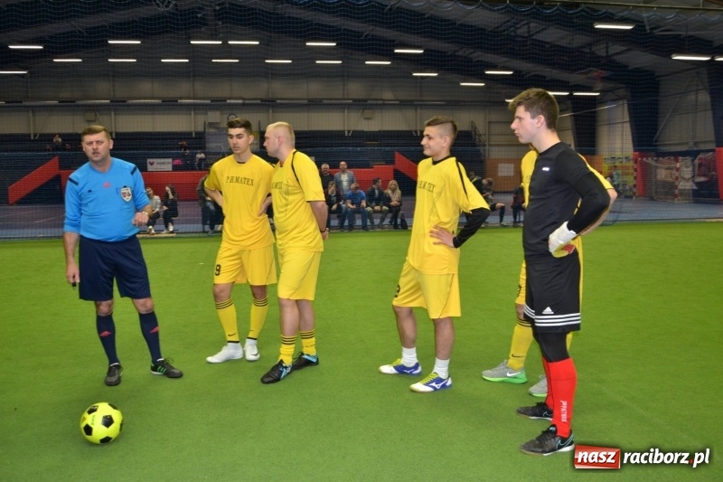Zdjęcie w galerii na portalu naszraciborz.pl: LKS Owsiszcze z Pucharem Wójta w Halowym Turnieju Piłki Nożnej  wiadomości z regionu