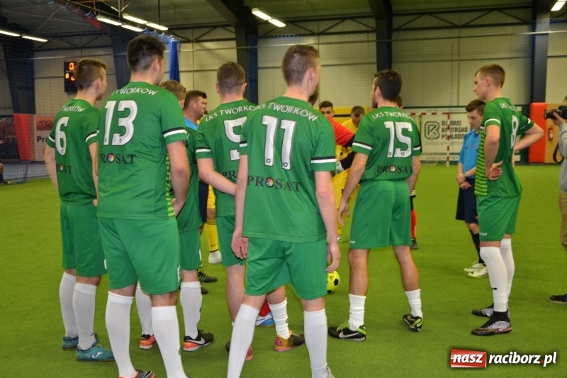 Zdjęcie w galerii na portalu naszraciborz.pl: LKS Owsiszcze z Pucharem Wójta w Halowym Turnieju Piłki Nożnej  wiadomości z regionu