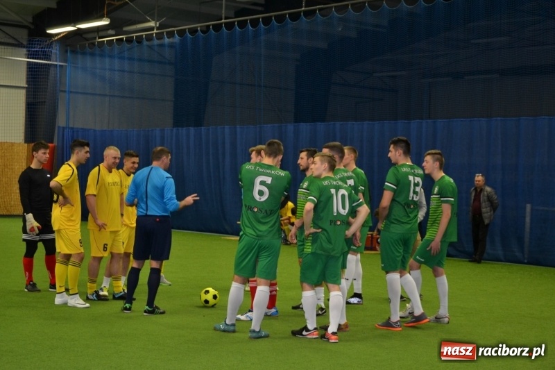 Zdjęcie w galerii na portalu naszraciborz.pl: LKS Owsiszcze z Pucharem Wójta w Halowym Turnieju Piłki Nożnej  wiadomości z regionu